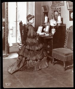 Mrs. K. Duer az íróasztalánál, New York, 1906 (ezüst zselatin nyomat)